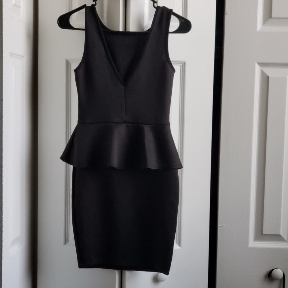 Black V Neck Love J Waist Fitted Dress Size: Small